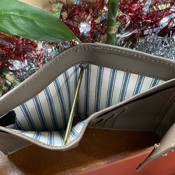 DOONEY & BOURKE TRIFOLD SMOOTH LEATHER WALLET. OYSTER. BRAND NEW, NEVER USED. - Picture 6 of 6